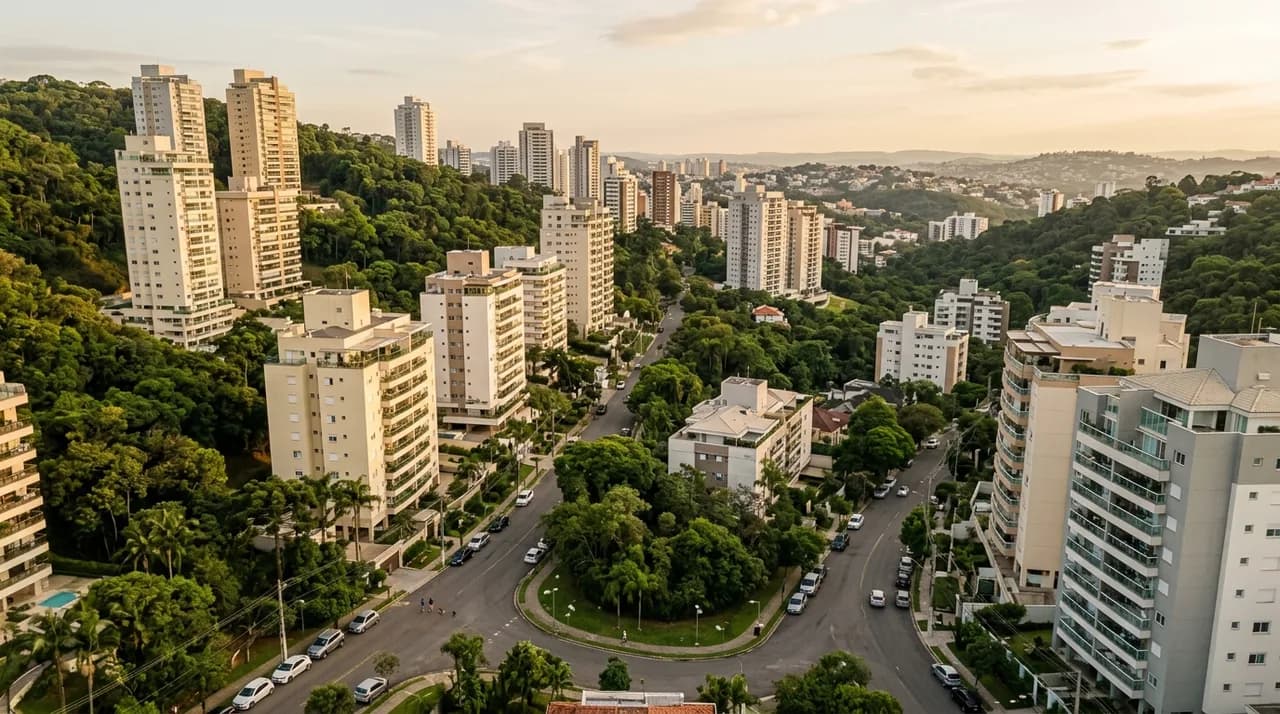 Bairro residencial verticalizado em região de colinas ao entardecer — imagem ilustrativa